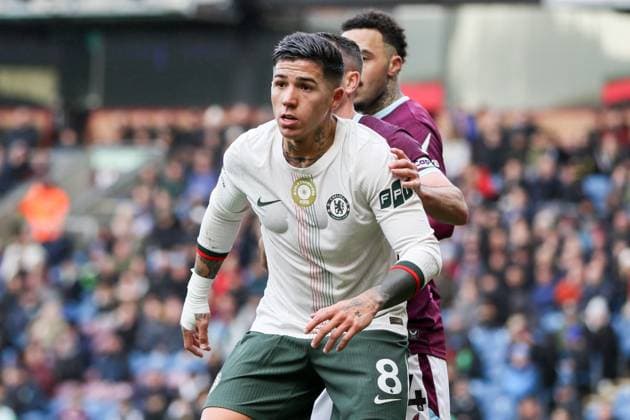 Enzo Fernandez (8 Chelsea) during the Premier League match between Burnley and Chelsea at Turf Moor in Burnley, England on November 22nd 2025. Copyright: xSeanxChandlerx xSPPx Sportspressphoto_SPR64684
