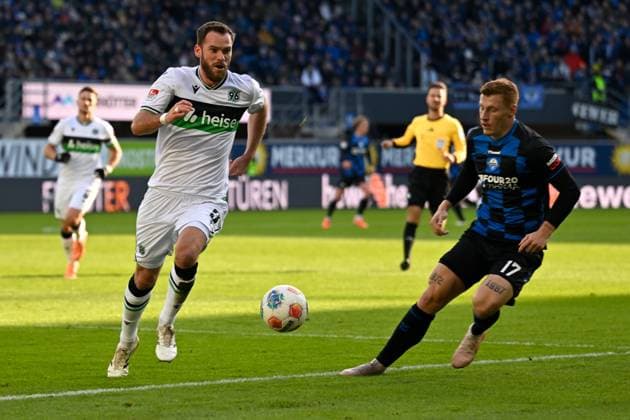 Paderborn, Home Deluxe Arena, 22 11 25, GER, Herren, 2 Bundesliga, Saison 2025 2026, SC Paderborn 07 Hannover 96 Bild v li im Zweikampf Boris TOMIAK Hannover und Laurin CURDA Paderborn , Aktion, Einzelbild DFL regulations prohibit any use of photographs as image sequences and or quasi video NRW Deutschland