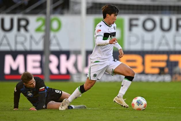 Paderborn, Home Deluxe Arena, 22 11 25, GER, Herren, 2 Bundesliga, Saison 2025 2026, SC Paderborn 07 Hannover 96 Bild v li im Zweikampf v li im Zweikampf Nick BAETZNER Paderborn und Hayate MATSUDA Hannover DFL regulations prohibit any use of photographs as image sequences and or quasi video NRW Deutschland