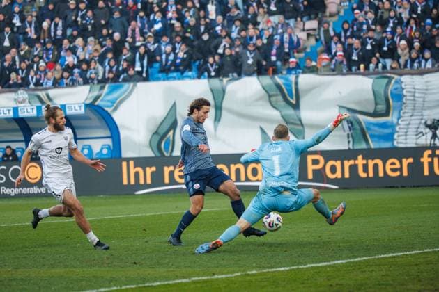 In the center Benno Dietze Rostock fails to right goalkeeper Toni Stahl FCS left Kristian Böhnlein FCS looks on GER, FC Hansa Rostock vs 1 FC Schweinfurth 05, Football, Men, 3 Liga, Matchday 15, Season 2025 2026, 22 11 2025 Rostock Ostseestadion Mecklenburg Vorpommern Germany
