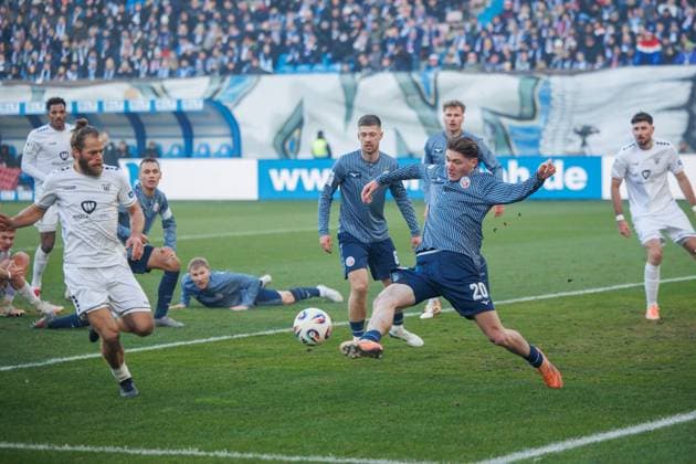 right Ryan Naderi Rostock äö Kristian Böhnlein FCS GER, FC Hansa Rostock vs 1 FC Schweinfurth 05, Football, Men, 3 Liga, 15 Matchday, Season 2025 2026, 22 11 2025 Rostock Ostseestadion Mecklenburg Vorpommern Germany