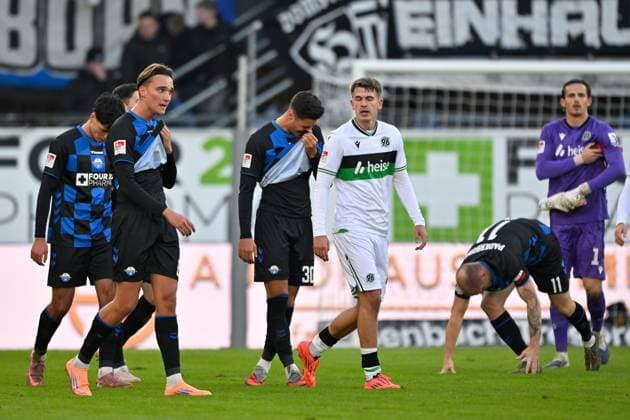 Paderborn, Home Deluxe Arena, 22 11 25, GER, Herren, 2 Bundesliga, Saison 2025 2026, SC Paderborn 07 Hannover 96 Bild v li Luis ENGELNS Paderborn und Stefano MARINO Paderborn unzufrieden, enttaeuscht, niedergeschlagen, frustriert, traurig DFL regulations prohibit any use of photographs as image sequences and or quasi video NRW Deutschland
