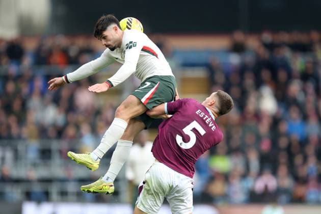 Pedro Neto of Chelsea rises over Maxime Esteve of Burnley Burnley v Chelsea, Premier League, Football, Turf Moor, Burnley, UK - 22 Nov 2025Burnley Turf Moor United Kingdom EDITORIAL USE ONLY No use with unauthorised audio, video, data, fixture lists, club league logos or live services. Online in-match use limited to 120 images, no video emulation. No use in betting, games or single club league player publications.  Copyright: xPhilxOldham Shutterstockx 15860595bm