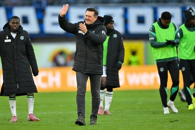 Paderborn, Home Deluxe Arena, 22 11 25, GER, Herren, 2 Bundesliga, Saison 2025 2026, SC Paderborn 07 Hannover 96 Bild Trainer Christian TITZ Hannover DFL regulations prohibit any use of photographs as image sequences and or quasi video NRW Germany