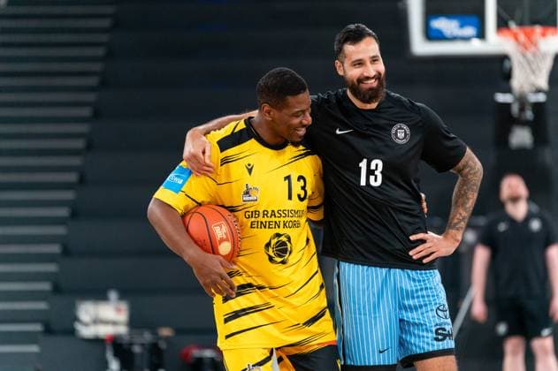 Yorman Polas Bartolo MHP RIESEN Ludwigsburg, 13 and Martin Breunig Veolia Towers Hamburg, 13 warming up, warm up before the start of the game, GER, Veolia Towers Hamburg vs MHP Riesen Ludwigsburg, Basketball, Bundesliga, Matchday 8, Season 2025 2026, 22 11 2025 GER, Veolia Towers Hamburg vs MHP Riesen Ludwigsburg, Basketball, Bundesliga, Matchday 8, Season 2025 2026, 22 11 2025 Hamburg Copyright: xEibner-Pressefoto MaxxVincenx EP_MVN