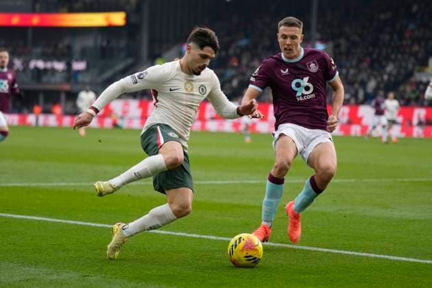 Burnley v Chelsea FC, Burnley, UK - 22 Nov 2025 Pedro Neto of Chelsea FC and Maxime Esteve of Burnley FC during the Premier League match between Burnley and Chelsea FC at Turf Moor, Burnley on 22 November 2025 ( Burnley Turf Moor Burnley England Copyright: xHarryxCornish PPAUKx PPA-231150