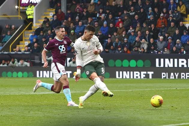 Enzo Fernandez of Chelsea scores their sides second goal Burnley v Chelsea, Premier League, Football, Turf Moor, Burnley, UK - 22 Nov 2025Burnley Turf Moor United Kingdom EDITORIAL USE ONLY No use with unauthorised audio, video, data, fixture lists, club league logos or live services. Online in-match use limited to 120 images, no video emulation. No use in betting, games or single club league player publications.  Copyright: xPhilxOldham Shutterstockx 15860595bp