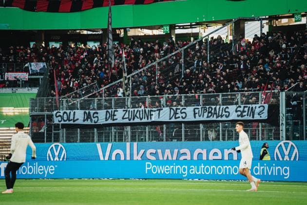 1 Bundesliga VfL Wolfsburg vs Bayer 04 Leverkusen, 22 11 2025 Bayer 04 Leverkusen fans protest Should this be the future of football Football, 1 Bundesliga, Matchday 11 VfL Wolfsburg vs Bayer 04 Leverkusen on 22 11 2025 at the Volkswagen Arena, Wolfsburg DFL REGULATIONS PROHIBIT ANY USE OF PHOTOGRAPHS AS IMAGE SEQUENCES AND OR QUASI VIDEO Copyright: xBEAUTIFULxSPORTS Tonhäuserx