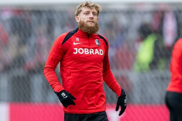Niklas Beste SC Freiburg, 19 at warm-up GER, FC Bayern Muenchen vs SC Freiburg, Football, Bundesliga, Matchday 11, Season 2025 2026, 22 11 2025 DFL DFB REGULATIONS PROHIBIT ANY USE OF PHOTOGRAPHS as IMAGE SEQUENCES and or QUASI VIDEO GER, FC Bayern Muenchen vs SC Freiburg, Football, Bundesliga, Matchday 11, Season 2025 2026, 22 11 2025 Muenchen Copyright: xEibner-Pressefoto HeikexFeinerx EP_HFR