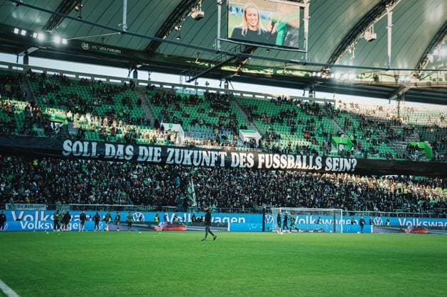 1 Bundesliga VfL Wolfsburg vs Bayer 04 Leverkusen, 22 11 2025 VfL Wolfsburg fans protest Should this be the future of football Football, 1 Bundesliga, Matchday 11 VfL Wolfsburg vs Bayer 04 Leverkusen on 22 11 2025 at the Volkswagen Arena, Wolfsburg DFL REGULATIONS PROHIBIT ANY USE OF PHOTOGRAPHS AS IMAGE SEQUENCES AND OR QUASI VIDEO Copyright: xBEAUTIFULxSPORTS Tonhäuserx