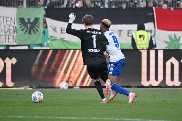 Goalkeeper Johannes Schenk Preußen Münster sees the red card after this foul on Moussa Sylla FC Schalke 04 22 11 2025, Soccer 2 Bundesliga, Season 2025 2026, 13 Matchday, Preußen Münster FC Schalke 04 DFL regulations prohibit any use of photographs as image sequences and or quasi video Muenster Preussenstadion Nordrhein Westfalen Germany Team2