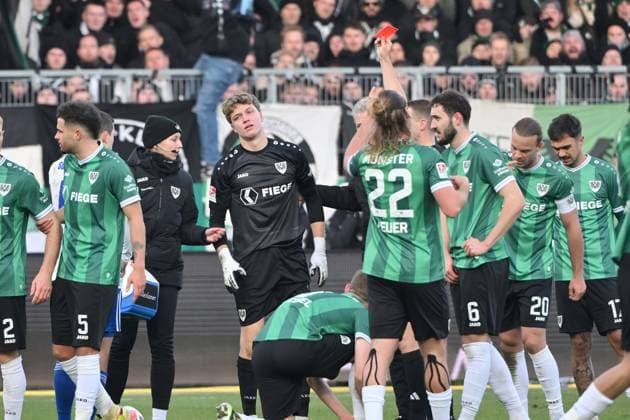Goalkeeper Johannes Schenk Preußen Münster sees red card after an emergency brake 22 11 2025, Fußball 2 Bundesliga, Saison 2025 2026, 13 Spieltag, Preußen Münster FC Schalke 04 DFL regulations prohibit any use of photographs as image sequences and or quasi video Muenster Preussenstadion Nordrhein Westfalen Germany Team2