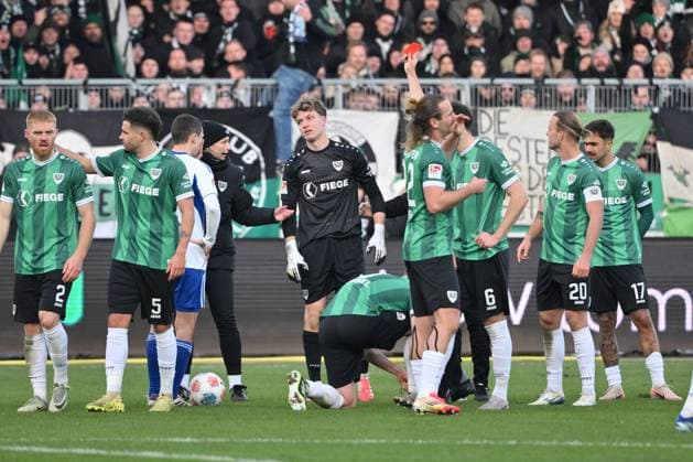 Goalkeeper Johannes Schenk Preußen Münster sees red card after an emergency brake 22 11 2025, Fußball 2 Bundesliga, Saison 2025 2026, 13 Spieltag, Preußen Münster FC Schalke 04 DFL regulations prohibit any use of photographs as image sequences and or quasi video Muenster Preussenstadion Nordrhein Westfalen Germany Team2
