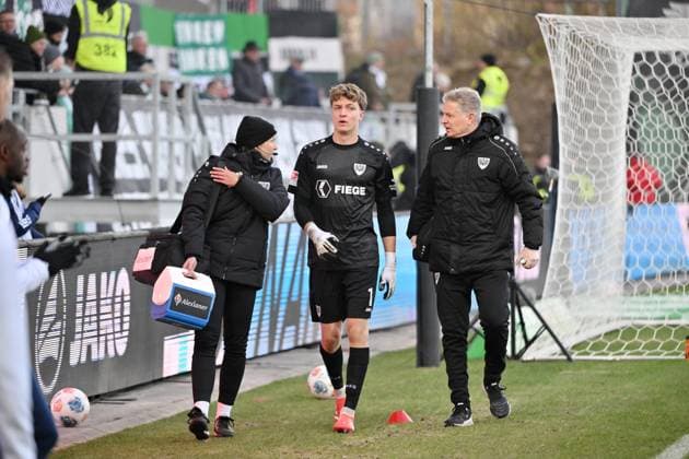 Goalkeeper Johannes Schenk Preußen Münster , mi , after his red card 22 11 2025, Soccer 2 Bundesliga, Season 2025 2026, 13 Matchday, Preußen Münster FC Schalke 04 DFL regulations prohibit any use of photographs as image sequences and or quasi video Muenster Preussenstadion Nordrhein Westfalen Germany Team2