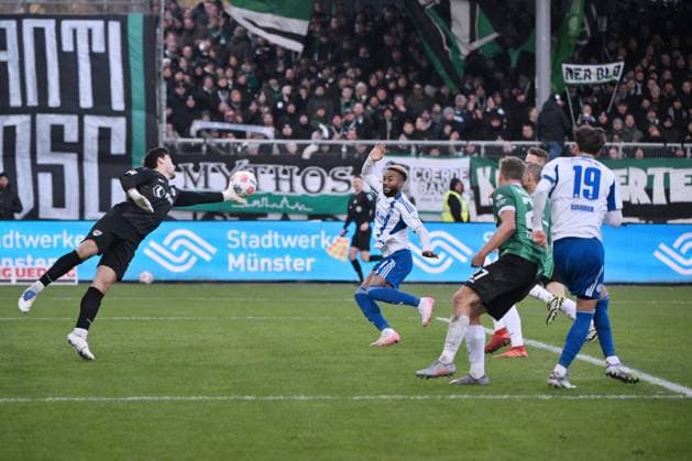 Goalkeeper Morten Behrens Preußen Münster saves against Moussa Sylla FC Schalke 04 , right Kenan Karaman FC Schalke 04 22 11 2025, Soccer 2 Bundesliga, Season 2025 2026, 13 Matchday, Preußen Münster FC Schalke 04 DFL regulations prohibit any use of photographs as image sequences and or quasi video Muenster Preussenstadion Nordrhein Westfalen Germany Team2