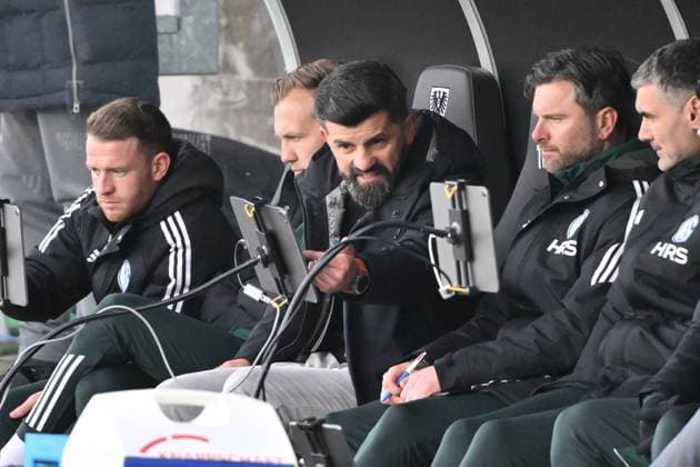 Coach Miron Muslic FC Schalke 04 , mi 22 11 2025, Soccer 2 Bundesliga, Season 2025 2026, 13 Matchday, Preußen Münster FC Schalke 04 DFL regulations prohibit any use of photographs as image sequences and or quasi video Muenster Preussenstadion Nordrhein Westfalen Germany Team2