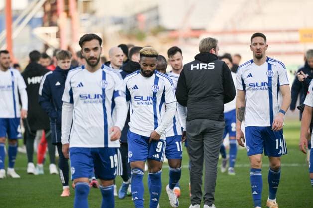 Kenan Karaman FC Schalke 04 , Moussa Sylla FC Schalke 04 , Janik Bachmann FC Schalke 04 , f li , after the match 22 11 2025, Soccer 2 Bundesliga, Season 2025 2026, Matchday 13, Preußen Münster FC Schalke 04 DFL regulations prohibit any use of photographs as image sequences and or quasi video Muenster Preussenstadion Nordrhein Westfalen Germany Team2