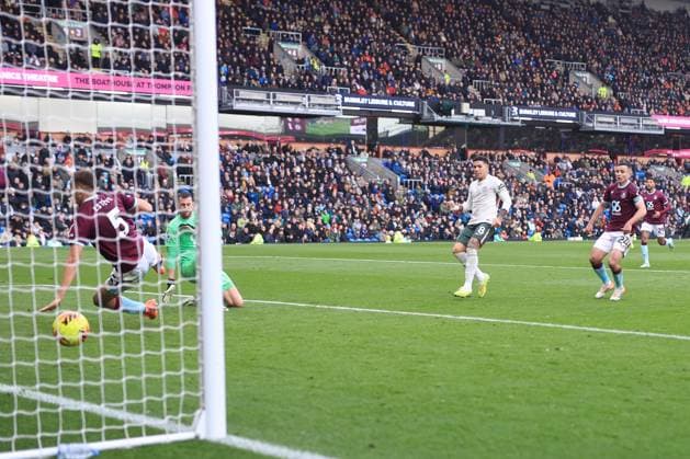 Fußball Premier League Burnley gegen Chelsea 22. November 2025 Premier League Burnley gegen Chelsea Enzo Fernandez von Chelsea erzielt das zweite Tor Foto Simon Stacpoole Abseits Burnley UK  Copyright: xSimonxStacpoolexOffside