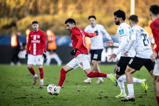 Football, Season 2025 2026, 3 Liga, Eilenriedstadion Hannover, Matchday 15, TSV Havelse SSV Ulm 1846 Football, 22 11 2025 22 11 2025, Football, Season 2025 2026, 3 Liga, Eilenriedstadion Hannover, Matchday 15, TSV Havelse SSV Ulm 1846 Football, v l 19 Nassim Bouje TSV Havelse llab, 49 Andre Becker SSV Ulm 1846 Football Photo Lucca Fundel Hannover Eilenriedstadion Lower Saxony Germany