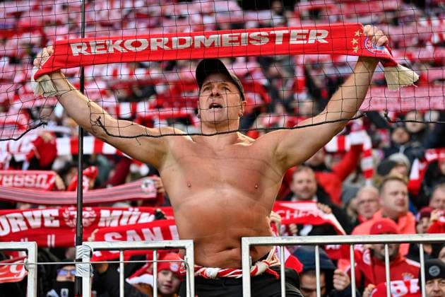 even at sub-zero temperatures always with free upper body fan block, fans, fan curve, flags, mood, atmospheric FC Bayern Muenchen scarves record champion FC Bayern Muenchen SC Freiburg SCF 22 11 2025 DFL REGULATIONS PROHIBIT ANY USE OF PHOTOGRAPHS AS IMAGE SEQUENCES AND OR QUASI VIDEO FC Bayern Muenchen SC Freiburg SCF