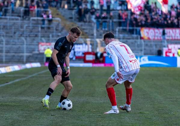 Duel between Malik Hodroj Sportfreunde Siegen, 23 and Nico Thier Fortuna Koeln, 7 Sportfreunde Siegen Fortuna Köln 22 11 2025 Soccer, Regionalliga West, Matchday 16, GER, Siegen, Leimbachstadion Copyright: HMBxMedia xMarcoxBader