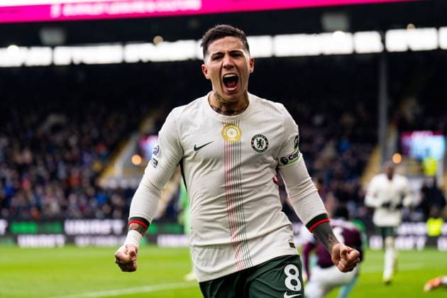 BURNLEY, ENGLAND - NOVEMBER 22: Enzo Fernandez of Chelsea celebrates after scoring his team s second goal during the Premier League match between Burnley and Chelsea at Turf Moor on November 22, 2025 in Burnley, England. (Photo by Rene Nijhuis) SPO  Copyright: xRenexNijhuis