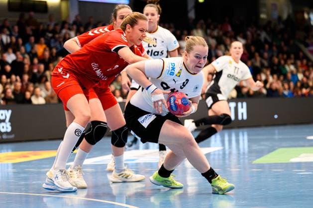 Handball, womens national match Germany Switzerland from left in duel Kerstin Kündig Kuendig Switzerland and Lisa Antl Germany Goeppeingen EWS Arena Germany