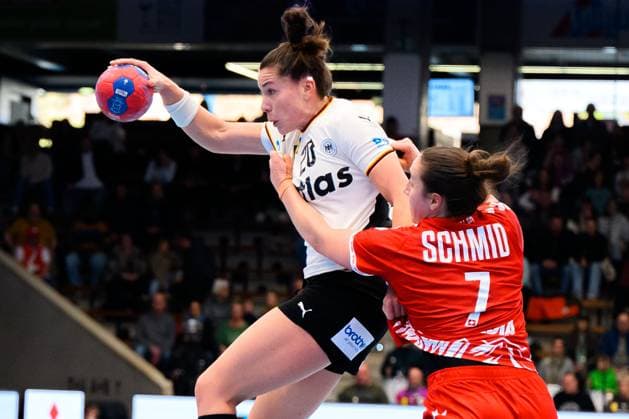 Handball, womens national match Germany Switzerland from left in duel Emily Vogel Germany and Tabea Schmid Switzerland Goeppeingen EWS Arena Germany