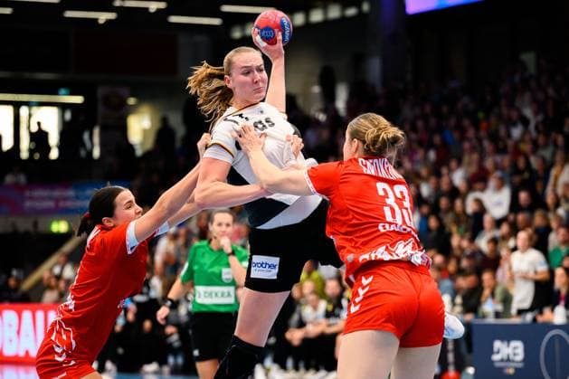 Handball, Women Laenderspiel Germany Switzerland Viola Leuchter Germany , Nora Snedkerud Switzerland Goeppeingen EWS Arena Germany