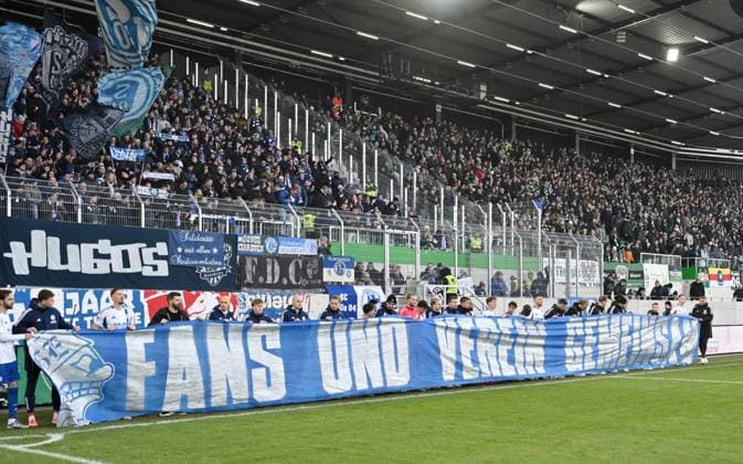 Schalke players after the match with the fans protest banner 22 11 2025, Soccer 2 Bundesliga, Season 2025 2026, 13 Matchday, Preußen Münster FC Schalke 04 DFL regulations prohibit any use of photographs as image sequences and or quasi video Muenster Preussenstadion Nordrhein Westfalen Germany Team2