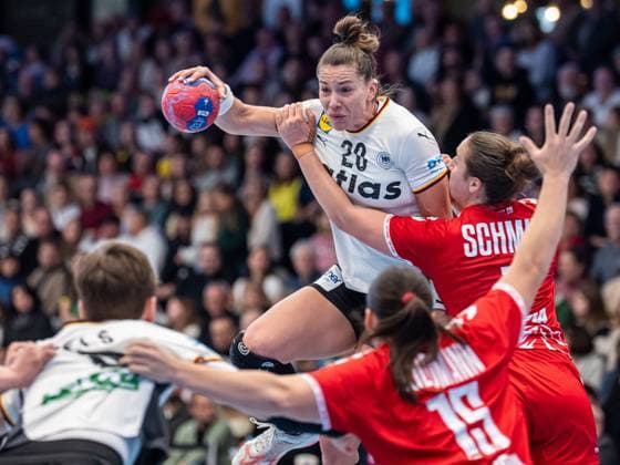 Emily Vogel Germany, 20 stands in the air, Germany vs. Switzerland, handball, international match, women, 2025 2026 season, 22 11 2025, Germany vs. Switzerland, handball, international match, women, 2025 2026 season, 22 11 2025 Goeppingen Copyright: xEibner-Pressefoto MichaelxSchmidx EP_MST