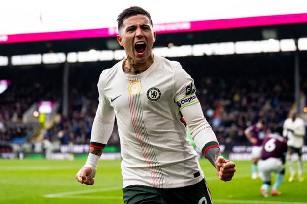 BURNLEY, ENGLAND - NOVEMBER 22: Enzo Fernandez of Chelsea celebrates after scoring his team s second goal during the Premier League match between Burnley and Chelsea at Turf Moor on November 22, 2025 in Burnley, England. (Photo by Rene Nijhuis) SPO  Copyright: xRenexNijhuis