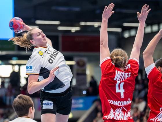 Viola Leuchter Germany, 77 throws from the back, Germany vs. Switzerland, handball, international match, women, season 2025 2026, 22 11 2025, Germany vs. Switzerland, handball, international match, women, season 2025 2026, 22 11 2025 Goeppingen Copyright: xEibner-Pressefoto MichaelxSchmidx EP_MST