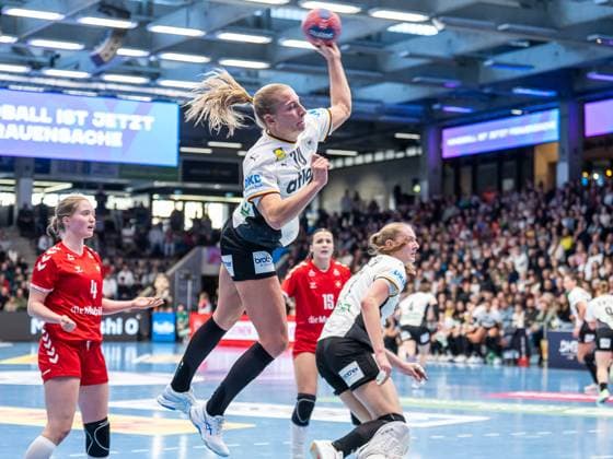 Jenny Behrend Germany, 30 from outside, Germany vs. Switzerland, handball, international match, women, season 2025 2026, 22 11 2025, Germany vs. Switzerland, handball, international match, women, season 2025 2026, 22 11 2025 Goeppingen Copyright: xEibner-Pressefoto MichaelxSchmidx EP_MST