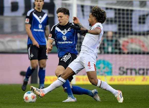 22 11 2025, xemx, Soccer 1 Bundesliga, FC Augsburg Hamburger SV v l Nicolai Remberg Hamburger SV , Han Noah Massengo FC Augsburg Zweikampf, Aktion, action, battle for the ball DFL DFB REGULATIONS PROHIBIT ANY USE OF PHOTOGRAPHS as IMAGE SEQUENCES and or QUASI VIDEO Augsburg