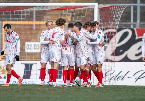 Cheers at Fortuna Köln after Timo Bornemann scores 1-2 Fortuna Koeln, 19 Sportfreunde Siegen Fortuna Köln 22 11 2025 Soccer, Regionalliga West, Matchday 16, GER, Siegen, Leimbachstadion Copyright: HMBxMedia xMarcoxBader