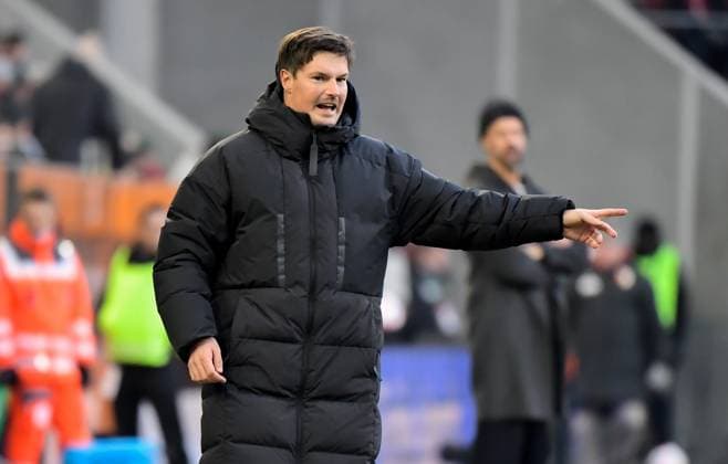 22 11 2025, xemx, Soccer 1 Bundesliga, FC Augsburg Hamburger SV v l Head Coach Merlin Polzin Hamburger SV gives instructions, gesticulates with arms, gesticulates, gives instructions DFL DFB REGULATIONS PROHIBIT ANY USE OF PHOTOGRAPHS as IMAGE SEQUENCES and or QUASI VIDEO Augsburg