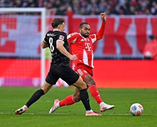 22 11 2025, Soccer Bundesliga 2025 2026, Matchday 11, FC Bayern Munich SC Freiburg, at Allianz Arena Munich, v l Maximilian Eggestein SC Freiburg vs Jonathan Tah FC Bayern Munich DFL and DFB regulations prohibit any use of photographs as image sequences and or quasi video