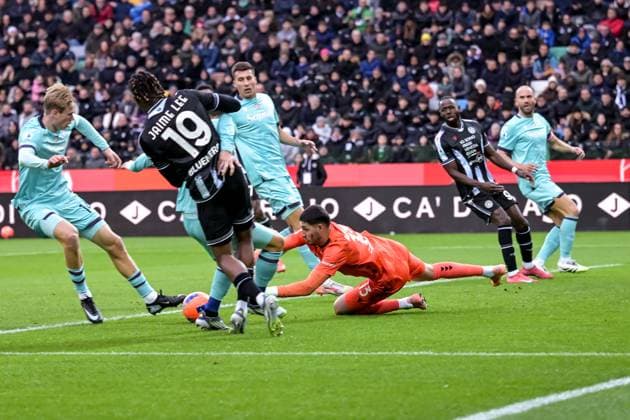 Bologna s Federico Ravaglia saves the ball during Udinese Calcio vs Bologna FC, Italian soccer Serie A match in Udine, Italy, November 22 2025  Copyright: xAlessioxMarini IPAxSportx xipa-agency.netx xx IPA_68247762 IPA_Agency_IPA68247762