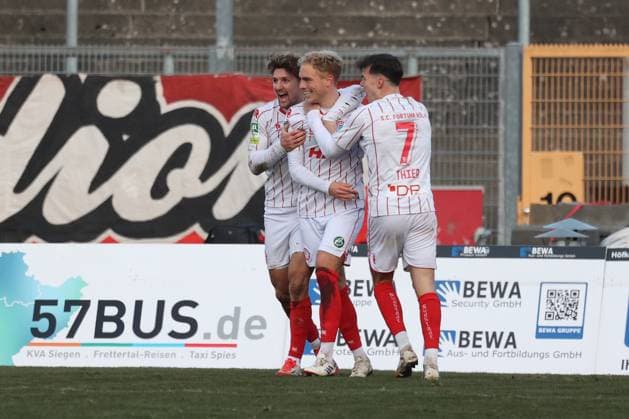 Goal celebration around Timo Bornemann K Mi after his goal to 1 2 Enzo Wirtz K li And Nico Thier K re Soccer Regionalliga West, Matchday 16, Sportfreunde Siegen SC Fortuna Köln , on 22 11 2025 in Siegen Germany