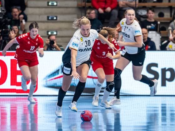 Jenny Behrend Germany, 30 with speed on the ball, Germany vs. Switzerland, handball, international match, women, 2025 2026 season, 22 11 2025, Germany vs. Switzerland, handball, international match, women, 2025 2026 season, 22 11 2025 Goeppingen Copyright: xEibner-Pressefoto MichaelxSchmidx EP_MST