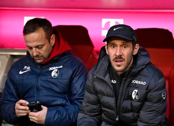 22 11 2025, Soccer Bundesliga 2025 2026, 11 Matchday, FC Bayern Munich SC Freiburg, in the Allianz Arena Munich, Coach Julian Schuster SC Freiburg pensive DFL and DFB regulations prohibit any use of photographs as image sequences and or quasi video