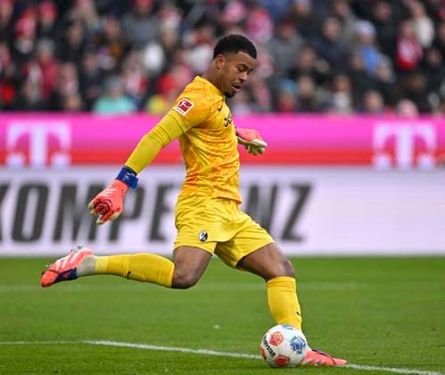 22 11 2025, Soccer Bundesliga 2025 2026, 11 Matchday, FC Bayern Munich SC Freiburg, in the Allianz Arena Munich, Goalkeeper Noah Atubolu SC Freiburg Shooting position DFL and DFB regulations prohibit any use of photographs as image sequences and or quasi video