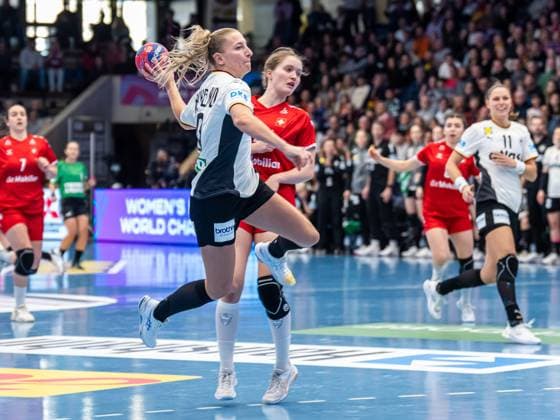 Jenny Behrend Germany, 30 on pace counterattack, Germany vs. Switzerland, handball, international match, women, 2025 2026 season, 22 11 2025, Germany vs. Switzerland, handball, international match, women, 2025 2026 season, 22 11 2025 Goeppingen Copyright: xEibner-Pressefoto MichaelxSchmidx EP_MST