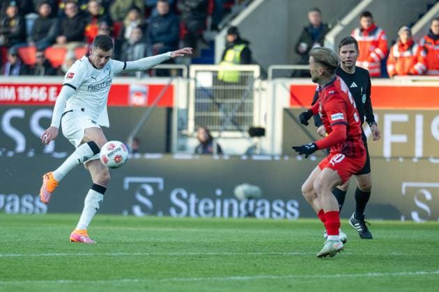 Yannik Engelhardt Borussia Moenchengladbach, 06 , Niklas Dorsch FC Heidenheim, 30 , GER, 1 FC Heidenheim vs Borussia Moenchengladbach, Football, Bundesliga, Matchday 11, Season 2025 2026, 22 11 2025, DFL DFB REGULATES PROHIBIT ANY USE OF PHOTOGRAPHS AS IMAGE SEQUENCES AND OR QUASI VIDEO, GER, 1 FC Heidenheim vs Borussia Moenchengladbach, Football, Bundesliga, Matchday 11, Season 2025 2026, 22 11 2025 Heidenheim Copyright: xEibner-Pressefotox EP_EER