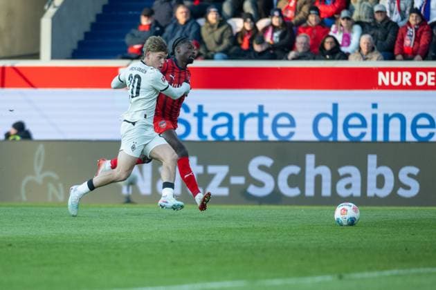 Luca Netz Borussia Moenchengladbach, 20 , Omar Haktab Traore FC Heidenheim, 23 , GER, 1 FC Heidenheim vs Borussia Moenchengladbach, Football, Bundesliga, Matchday 11, Season 2025 2026, 22 11 2025, DFL DFB REGULATES PROHIBIT ANY USE OF PHOTOGRAPHS AS IMAGE SEQUENCES AND OR QUASI VIDEO, GER, 1 FC Heidenheim vs Borussia Moenchengladbach, Football, Bundesliga, Matchday 11, Season 2025 2026, 22 11 2025 Heidenheim Copyright: xEibner-Pressefotox EP_EER