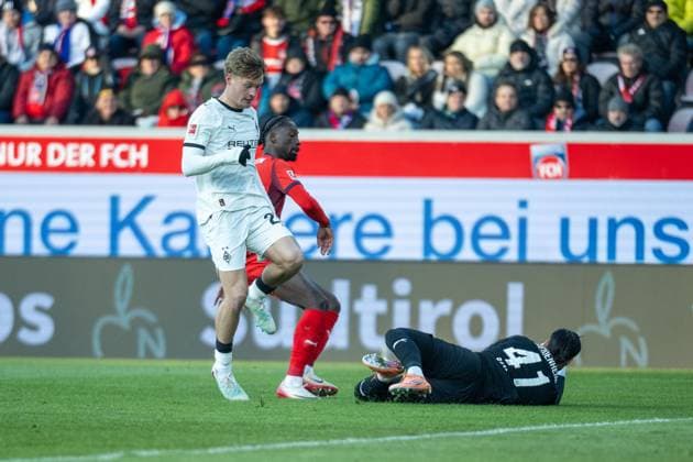 Luca Netz Borussia Moenchengladbach, 20 , Omar Haktab Traore FC Heidenheim, 23 , Yannick Michaelis Borussia Moenchengladbach, 41 GER, 1 FC Heidenheim vs Borussia Moenchengladbach, Football, Bundesliga, Matchday 11, Season 2025 2026, 22 11 2025, DFL DFB REGULATES PROHIBIT ANY USE OF PHOTOGRAPHS AS IMAGE SEQUENCES AND OR QUASI VIDEO, GER, 1 FC Heidenheim vs Borussia Moenchengladbach, Football, Bundesliga, Matchday 11, Season 2025 2026, 22 11 2025 Heidenheim Copyright: xEibner-Pressefotox EP_EER