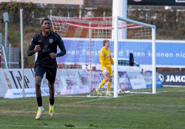 Goal celebration Josue Santo Sportfreunde Siegen, 8 after the 2 2 Sportfreunde Siegen Fortuna Köln 22 11 2025 Soccer, Regionalliga West, Matchday 16, GER, Siegen, Leimbachstadion Copyright: HMBxMedia xMarcoxBader
