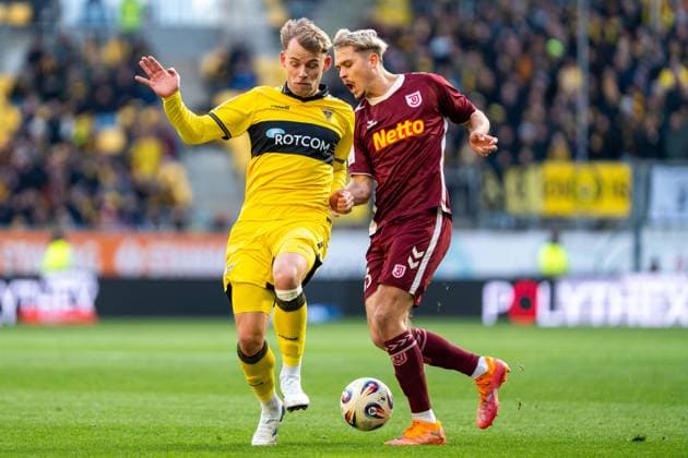 Mika Schroers Alemannia Aachen, 30 in duel with Nick Seidel Jahn Regensburg, 33 Alemannia Aachen vs SSV Jahn Regensburg, Football, 3 Liga, Matchday 15, Season 2025 2026, 22 11 2025 DFB REGULATIONS PROHIBIT ANY USE OF PHOTOGRAPHS AS IMAGE SEQUENCES AND OR QUASI VIDEO Alemannia Aachen vs SSV Jahn Regensburg, Football, 3 Liga, Matchday 15, Season 2025 2026, 22 11 2025 Aachen Copyright: xEibner-Pressefoto J.xDerondeaux EP_JDU