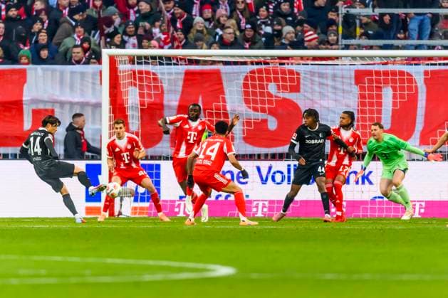 GER, DFB, FC Bayern Muenchen vs SC Freiburg 22 11 2025, Allianz Arena, Muenchen, GER, DFB, FC Bayern Muenchen vs SC Freiburg, in the picture goal shot to 0 1 by Yuito Suzuki Freiburg 14 with Manuel Neuer FCB 1 Luis Daz FCB 14 nordphotoxGmbHx xStraubmeier nph00004